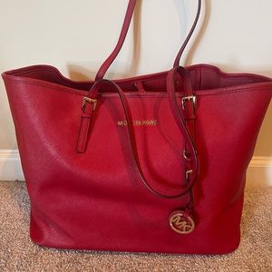 Michael Kors Jet set travel saffiano leather tote - cherry red